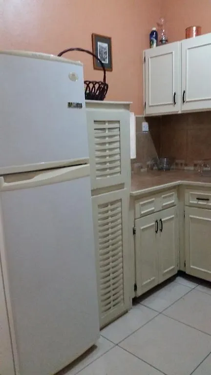 Crystal Towers Hotel Kingston Apartment